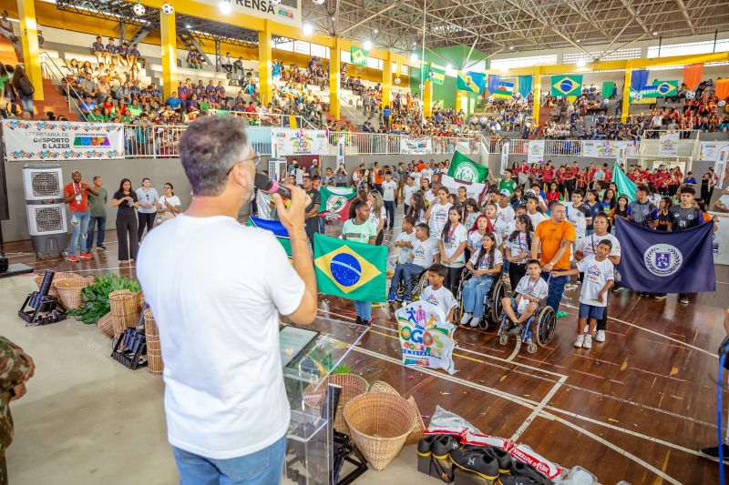 Governador do Amapá, Clécio Luís, discursa para alunos