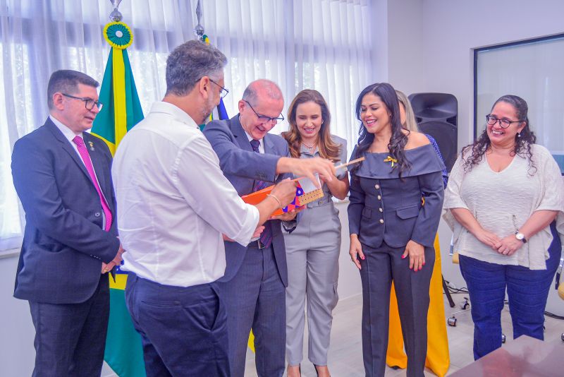 Representantes da Unicef Brasil receberam uma caixa de presentes com produtos do Selo Amapá