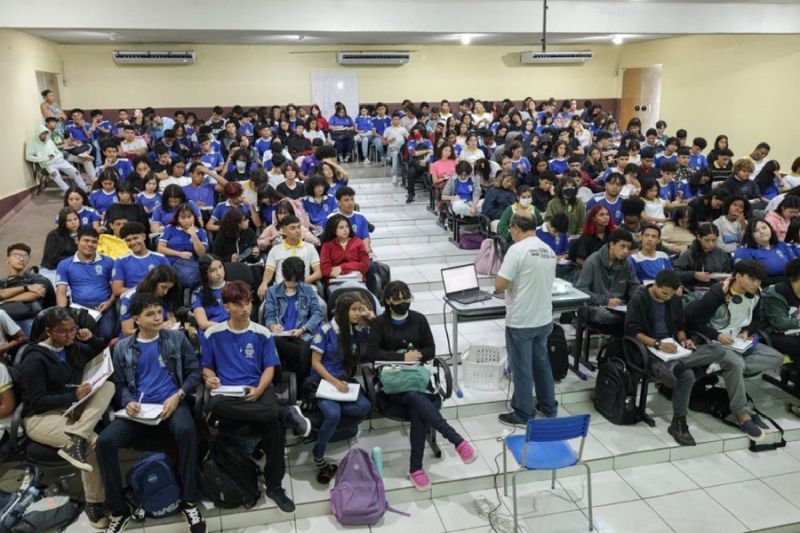 Aulas na Escola Estadual Tiradentes