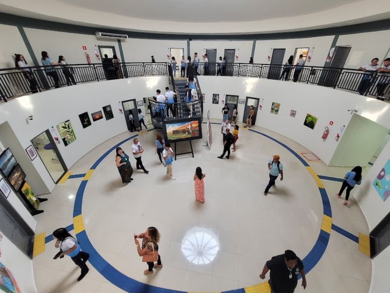 Vista panorâmica do Hall da escola Cândido Portinari