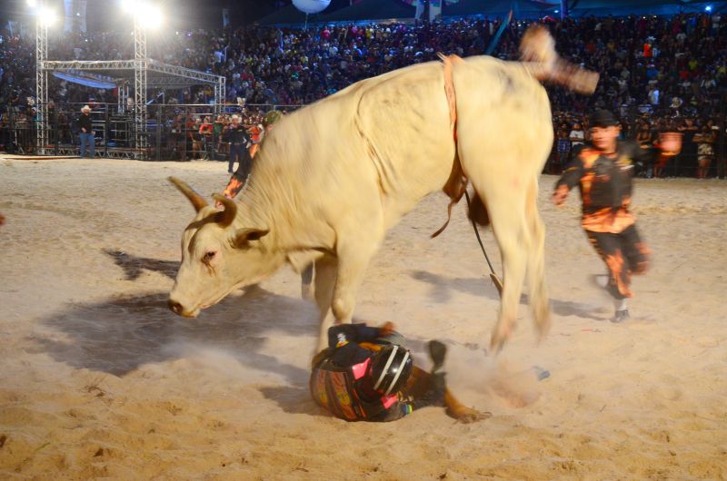 No rodeio, os competidores devem ficar em cima do touro por oito segundos para entrar no round classificatório