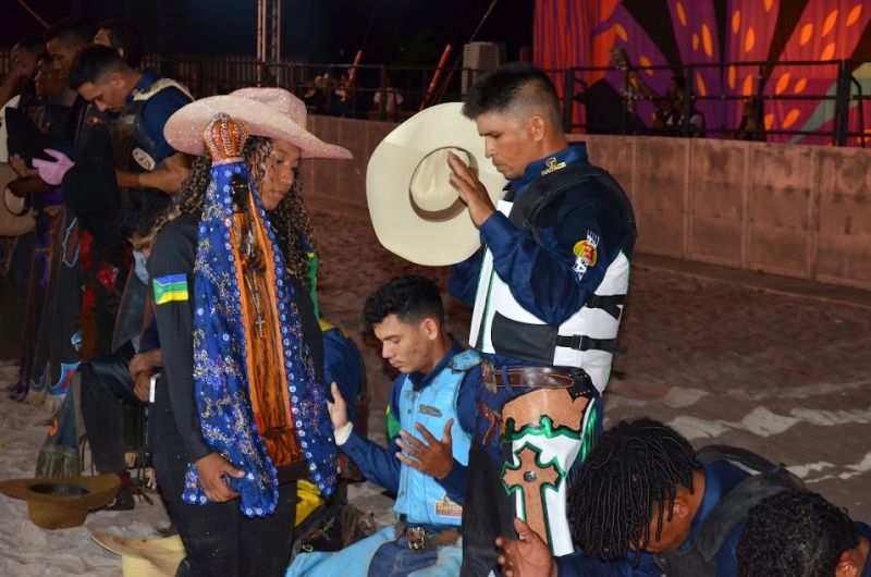 A imagem de Nossa Senhora é uma tradição no inicio dos eventos de rodeio. 