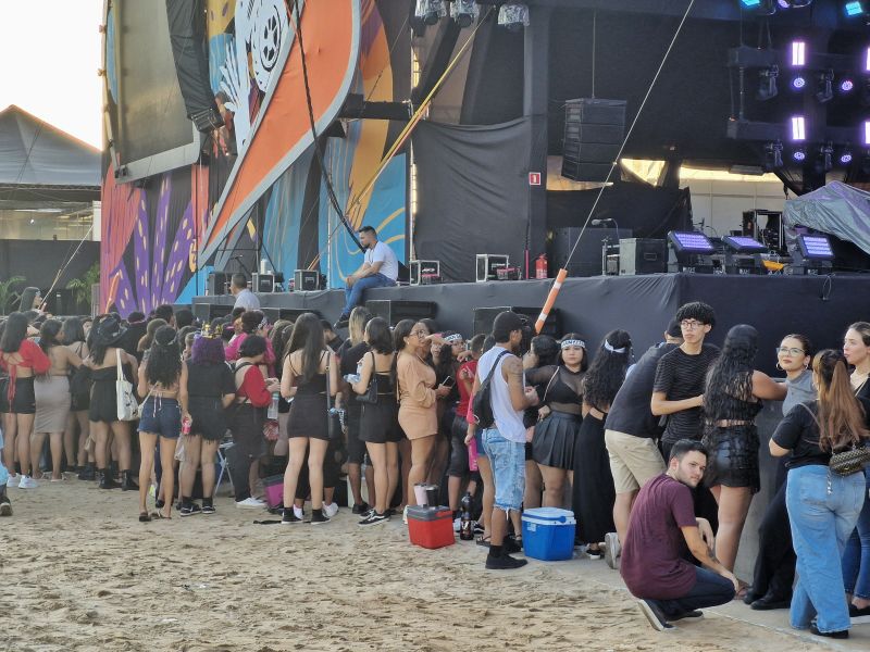 Público chegou cedo para conseguir uma posição em frente ao palco