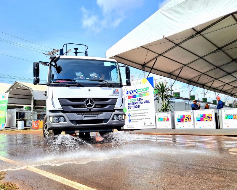 Caminhões lavam as ruas e avenidas da 53ª Expofei 