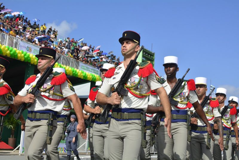 Forças armadas da França na Guiana Francesa abrilhantaram o desfile