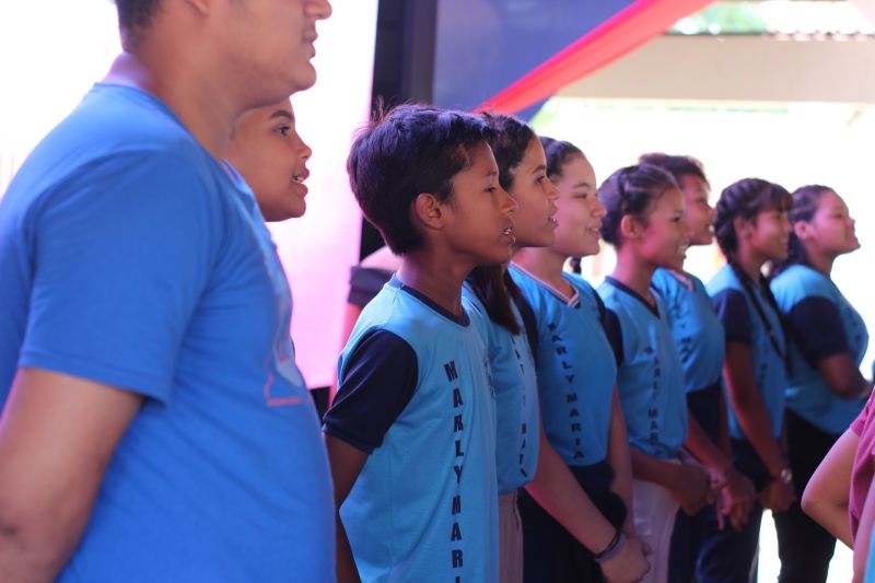 Os alunos apresentaram um coral cantado em francês