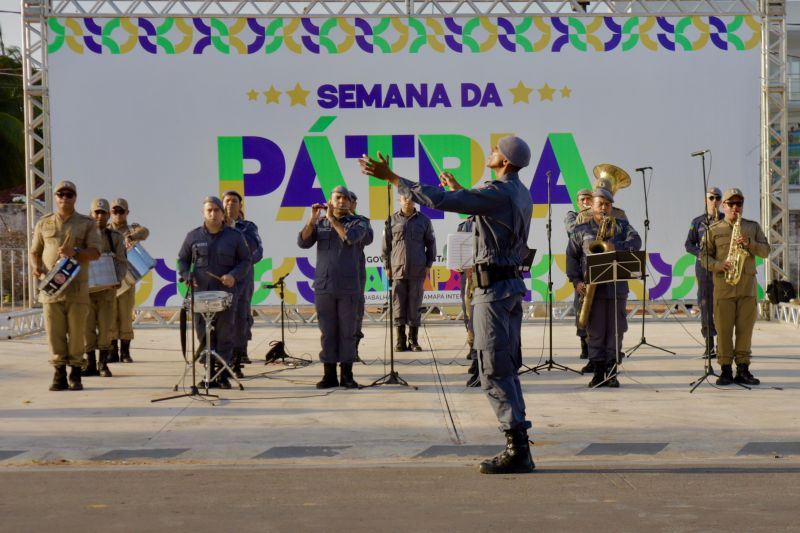 Bandas do Corpo de Bombeiros e Policia Militar iniciaram o desfilo com o hino nacional