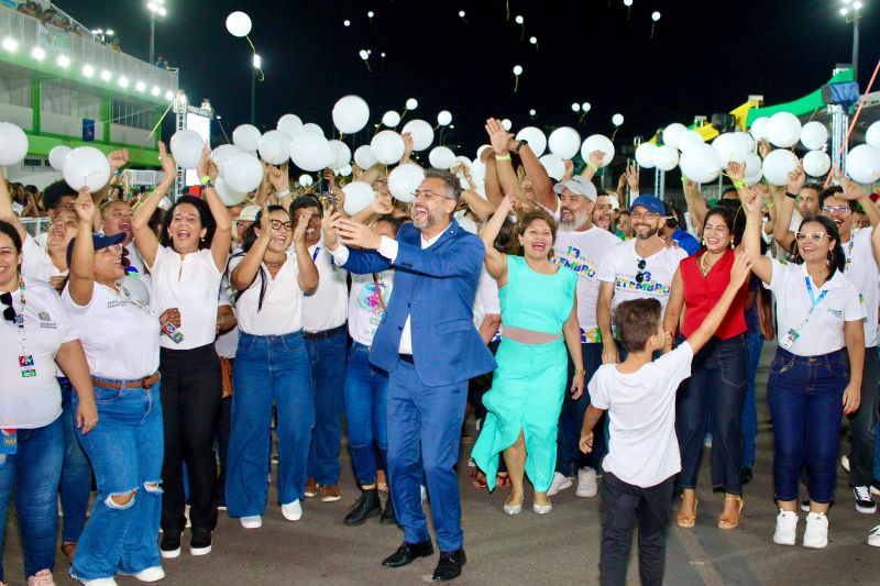 Governador Clécio Luís celebrou o final do desfile com os servidores da Secretária de Estado da Educação