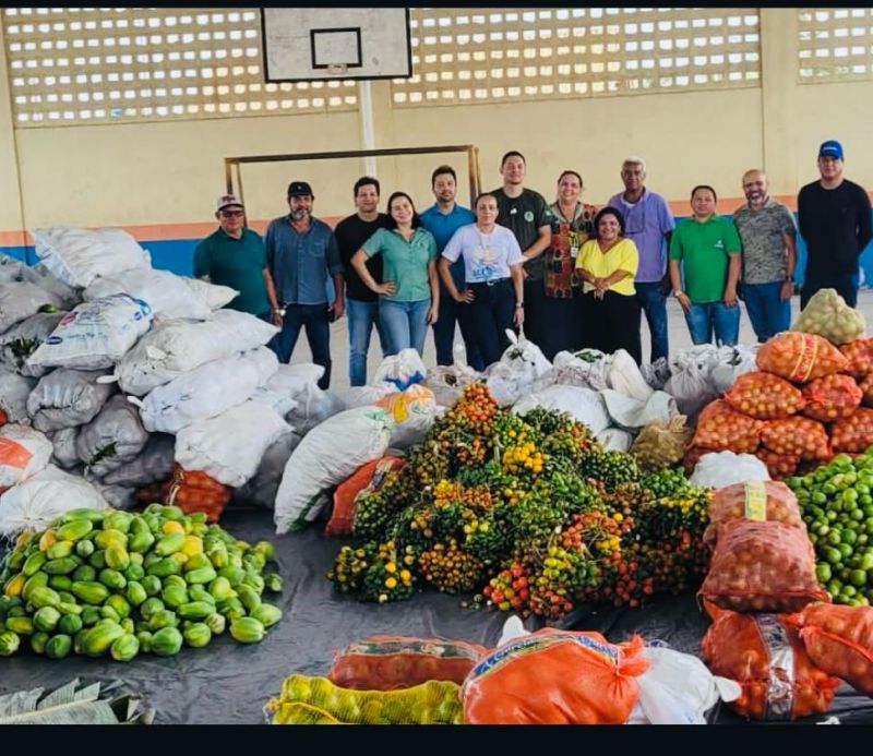 Equipe de técnicos do Rurap em Porto Grande e produtores, durante feira na cidade