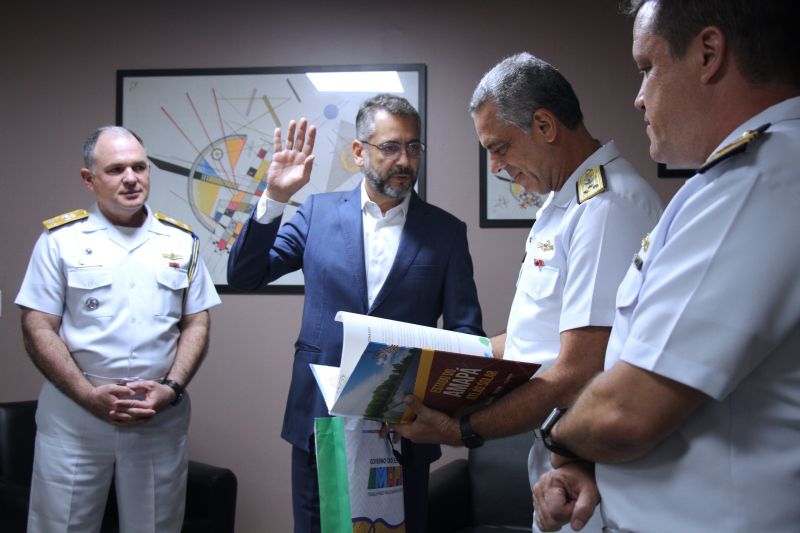 Comandante Salgueirinho recebeu exemplar do Atlas Solar produzido pelo Governo do Amapá