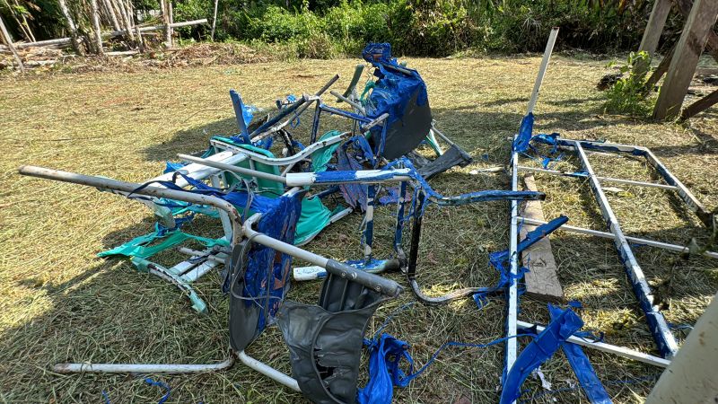 Equipamentos das salas de aulas, como as carteiras, foram carbonizados pelas chamas