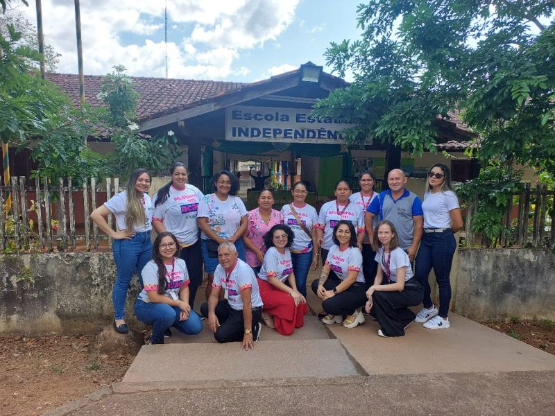 Equipe de multiprofissionais durante a ação na Escola Independência 