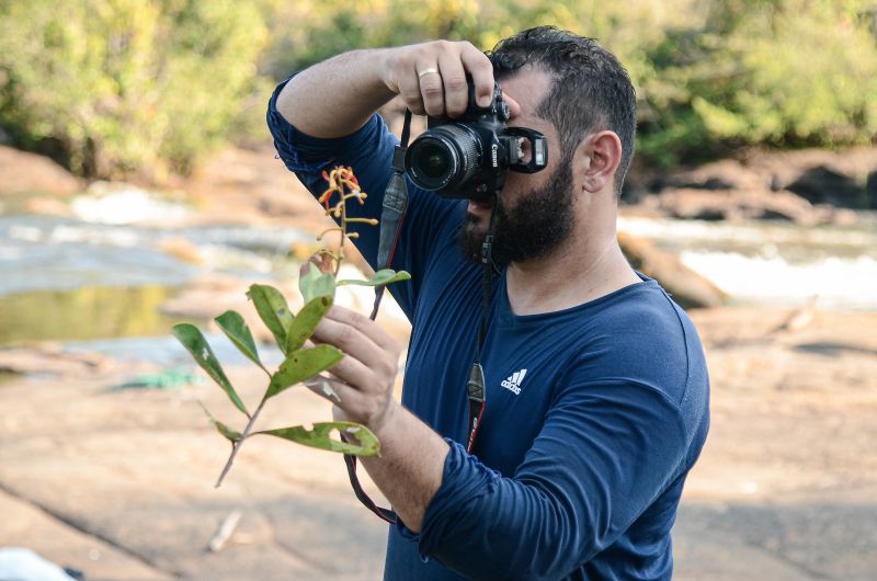 Pesquisador Herisson Medeiros, durante registro de espécie de plantas