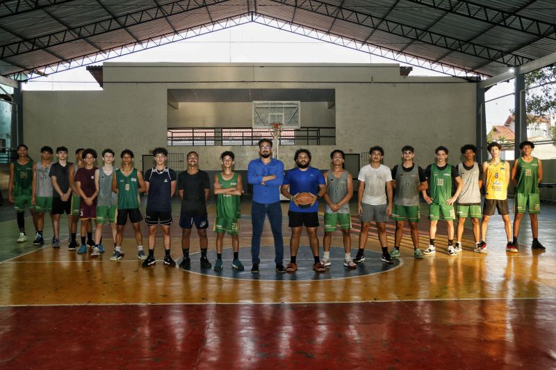 Equipe do projeto 'Gigantes da FAB' do campeonato estadual de basquete