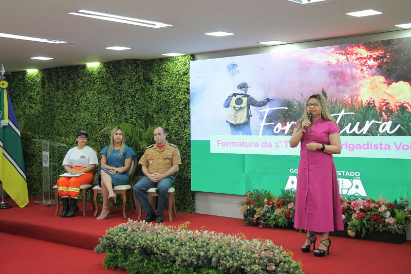 Secretária da Sema, Taísa Mendonça, durante a cerimônia de formatura dos 26 brigadistas florestais