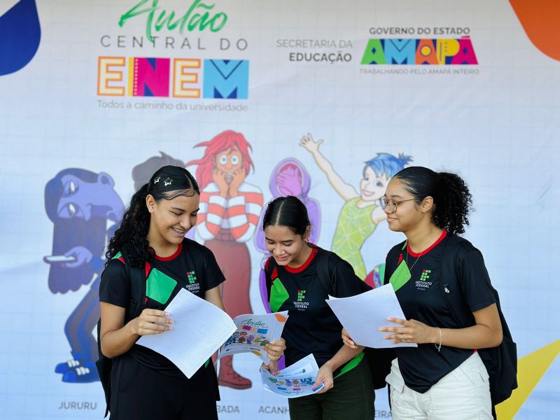 As três amigas do 3º ano do ensino médio se preparam juntas para realizar o exame