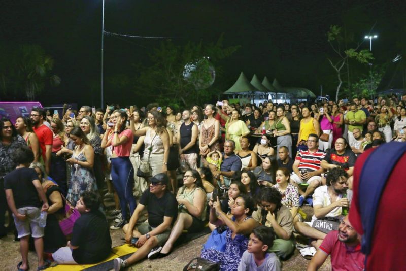 Público canta e se emociona com as clássicas da Música Popular Brasileira