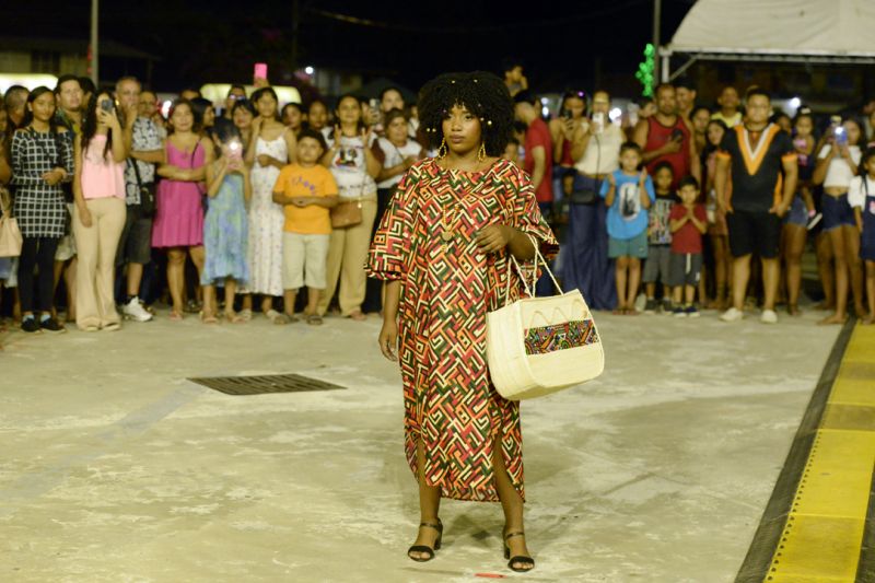 Desfile de moda afro teve como modelos moradoras e concluintes dos cursos