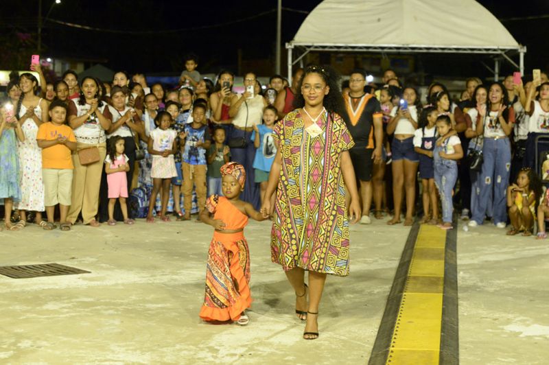 Desfile de moda afro teve como modelos moradoras e concluintes dos cursos