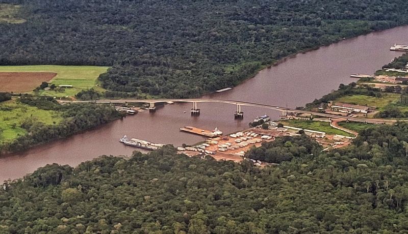 Cidade de Oiapoque, no Amapá, e São Jorge, na Guiana Francesa, fronteira entre Brasil e Europa