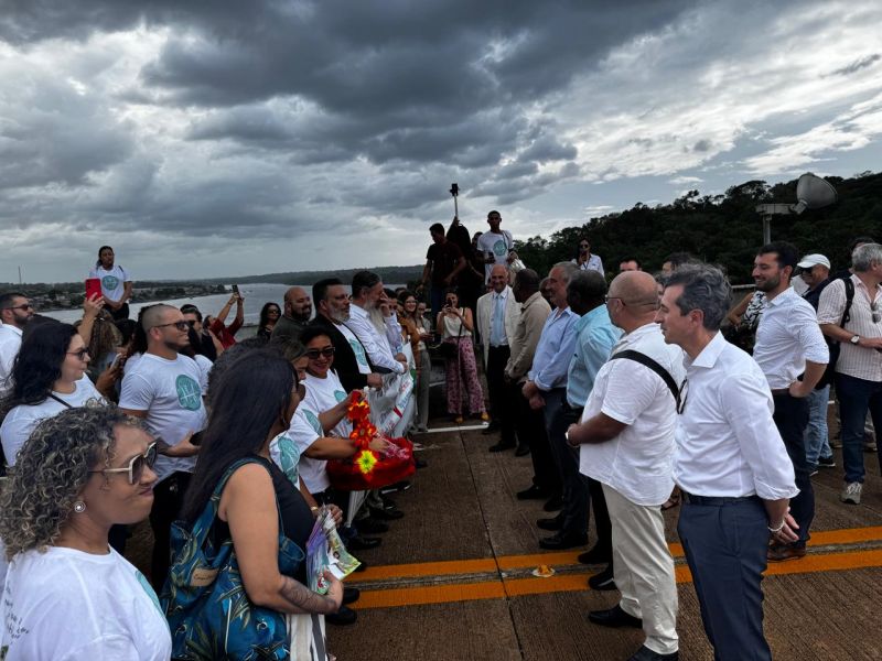 Encontro entre brasileiros e franceses na Ponte Binacional Franco-Brasileira