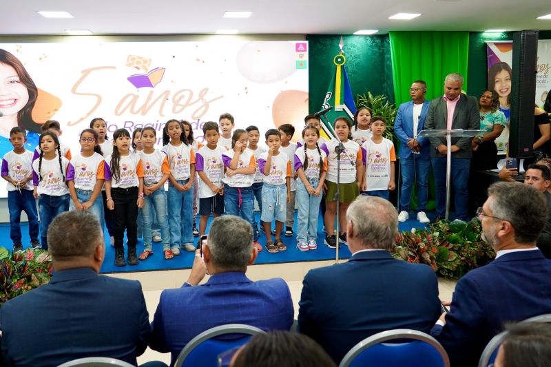 Coral dos alunos da Escola Estadual Araçary Correa Alves abriram o evento