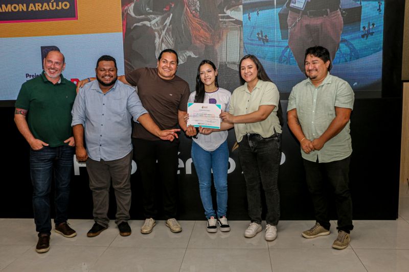 Da esquerda para direito, Eduardo Fiore, Ezequias Costa, Alan Farias, Priscila Magno e Max  Yataco fazendo a entrega do certificado de destaque a aluna concluinte  