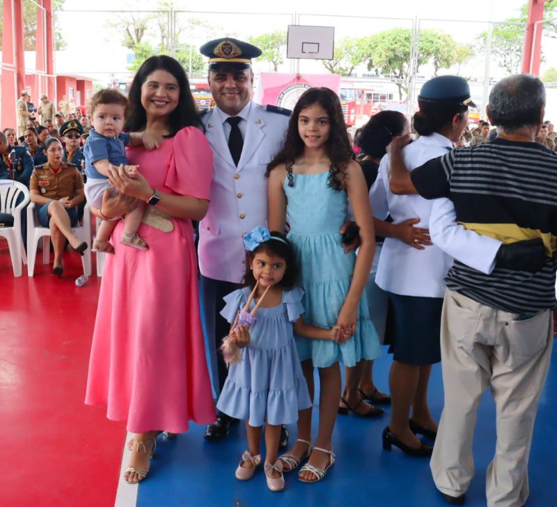 Tenente Queiroz e família na cerimônia de promoção