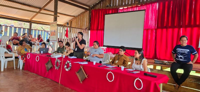 Coordenadora do Cram de Oiapoque, Nátane Oliveira apresentando os serviços do centro para o público