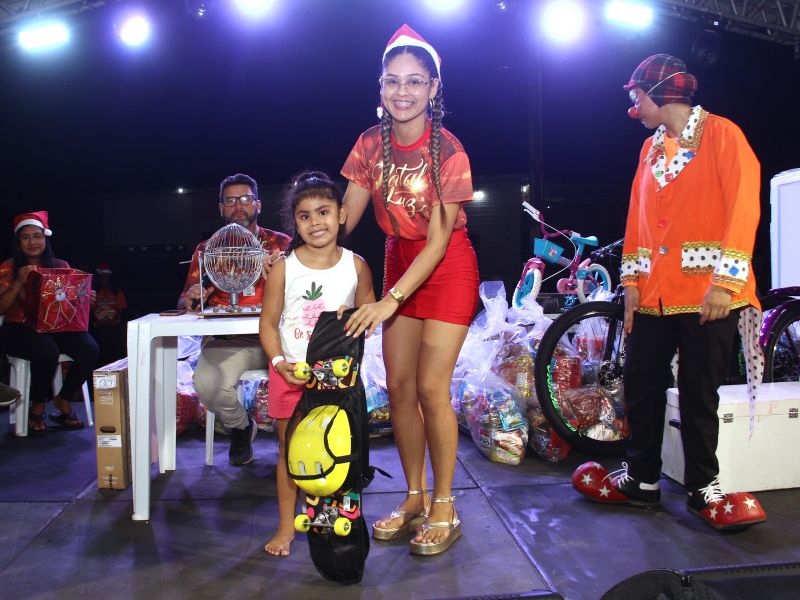 Laura dos Santos, de 5 anos, ganhou um skate no bingo infantil do ″Natal Luz″