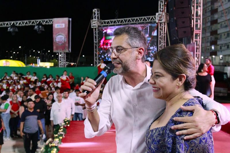 Governador Clécio Luís, ao lado da secretária da Seed, Sandra Casimiro, durante a abertura do evento.