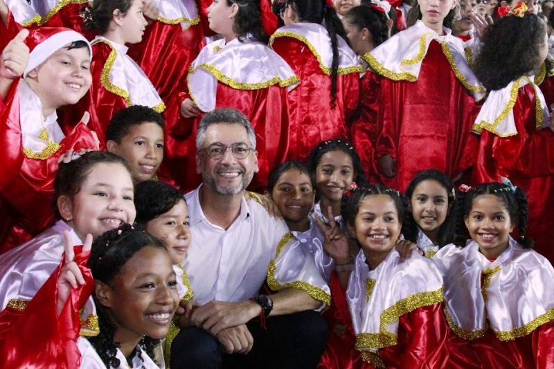 Governador Clécio Luís e as crianças da Cantata das Escolas Estaduais