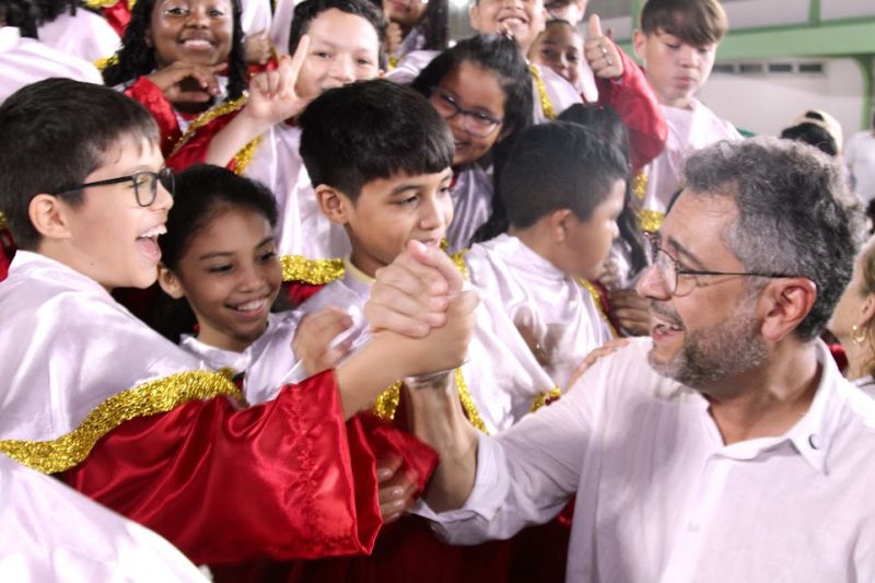 O governador Clécio Luís, cumprimentou a criançada durante a festa.