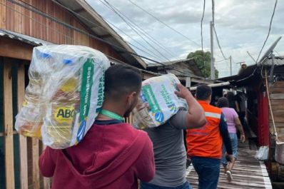 notícia: Governo do Amapá entrega kits de alimentos para mais de 90 famílias atingidas pelas fortes chuvas em Macapá