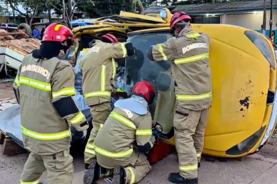 notícia: Militares do Corpo de Bombeiros do Amapá e Guiana Francesa simulam salvamento de acidente de veículo, em Oiapoque