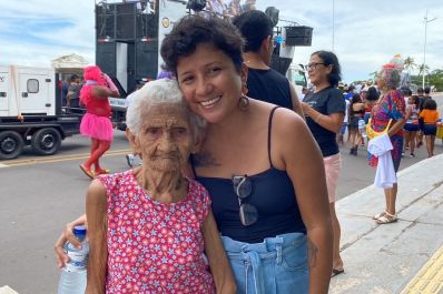 notícia: Famílias se reúnem para acompanhar o desfile do tradicional bloco 'A Banda'