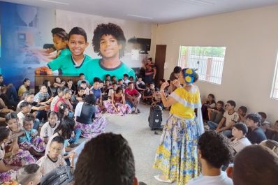 notícia: Com apoio do Governo do Estado, grupos de Marabaixo fazem palestra em escola quilombola, em Macapá