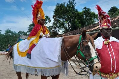 notícia: ‘É uma honra e um sonho realizado’, diz mãe do personagem Menino Caldeirinha da Festa de São Tiago