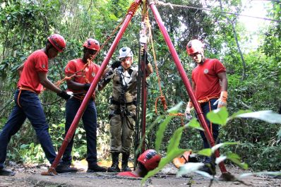 notícia: Pela primeira vez, alunos dos Bombeiros recebem novos equipamentos para treino de combate a incêndio