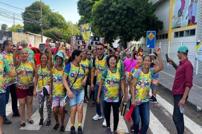 notícia: Quinta Feliz na Folia: Governo do Amapá promove edição especial do projeto para cerca de 100 idosos, em Macapá