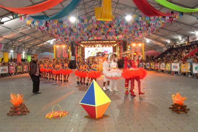 notícia: Arraiá do Povo: quadrilhas tradicionais e estilizadas animam segunda noite do festival do ‘Arraiá no Meio do Mundo’