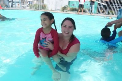 notícia: ‘É muito especial ver minha filha se divertir pela primeira vez na água’, diz mãe de criança com TEA em ação do Governo do Amapá