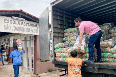 notícia: Amapá sem Fome: Governo do Estado entrega 600 kits de alimentos para famílias na região do Pacuí, em Macapá