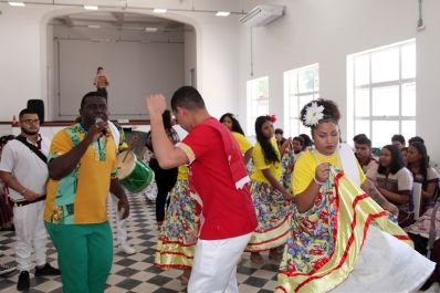 notícia: Em celebração aos 78 anos da Escola Estadual Barão do Rio Branco, alunos da instituição vivenciam raízes do marabaixo, em Macapá 