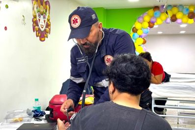 notícia: Governo do Amapá registra 36 atendimentos de saúde no Sambódromo de Macapá durante desfile das escolas de samba