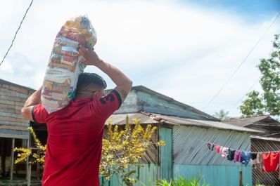 notícia: Governo do Amapá entrega kits emergenciais para famílias prejudicadas pelas chuvas, em Macapá