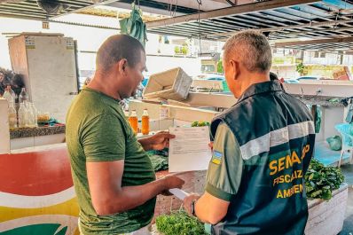 notícia: Governo do Amapá promove ação educativa nas feiras de Macapá para reforçar período de defeso do caranguejo 