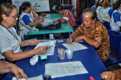 notícia: ‘Vai nos ajudar muito', diz aposentada ao receber assistência do Governo do Amapá