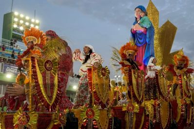 notícia: Carnaval 2024: com enredo 'Lindo igarapé: das mulheres, dos poetas, da cultura e da fé', Boêmios do Laguinho fecha 1º dia dos desfiles no Amapá