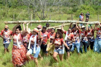 notícia: Retirada dos mastros marca ponto alto do Ciclo do Marabaixo, promovido pelo Governo do Amapá